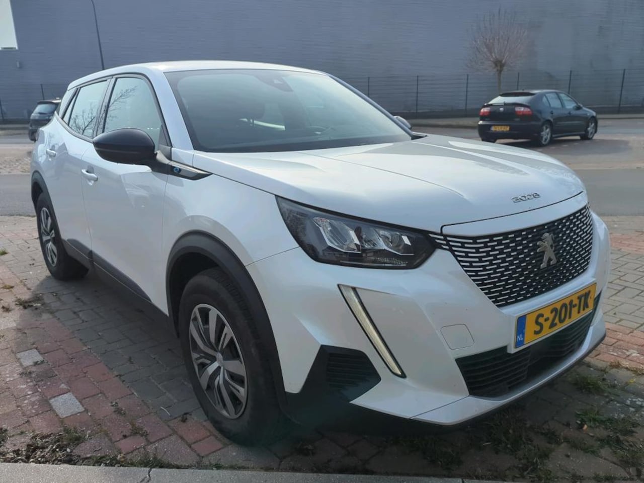 Peugeot e-2008 - EV Active Pack 50 kWh | Cruise Control | Apple Carplay | Android Auto | Airco !! - AutoWereld.nl