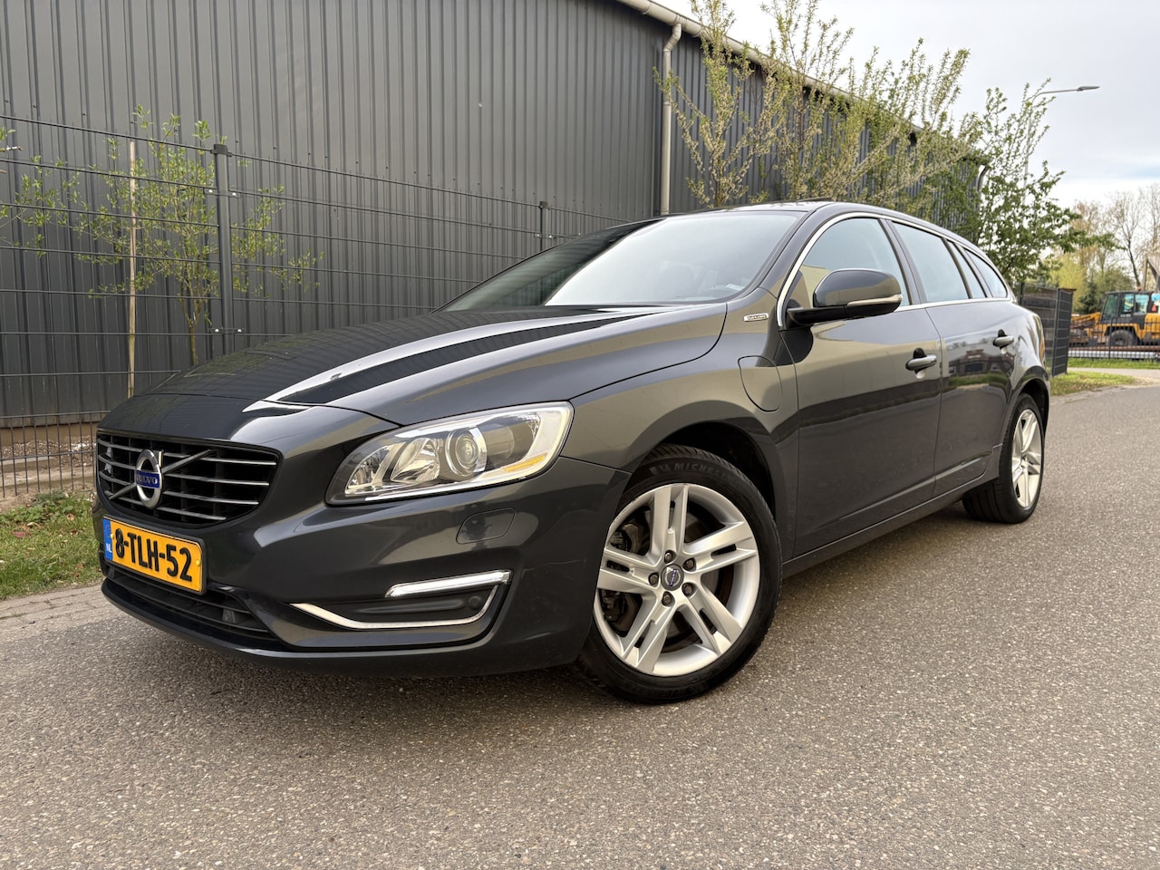Volvo V60 - 2.4 D6 AWD Plug-In Hybrid Summum / DEALER ONDERHOUDEN / AUTOMAAT / SCHUIFDAK - AutoWereld.nl