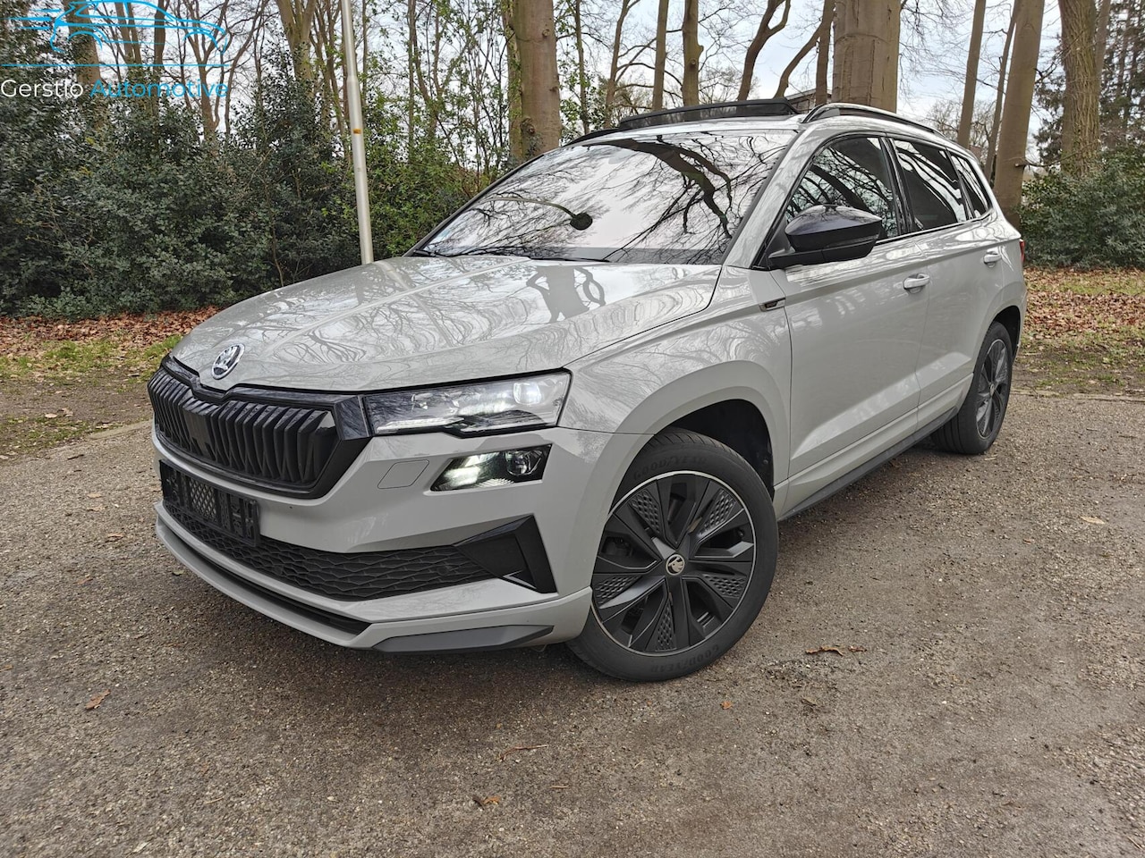 Skoda Karoq - 1.5 TSI Sportline Pano ACC Black optic - AutoWereld.nl