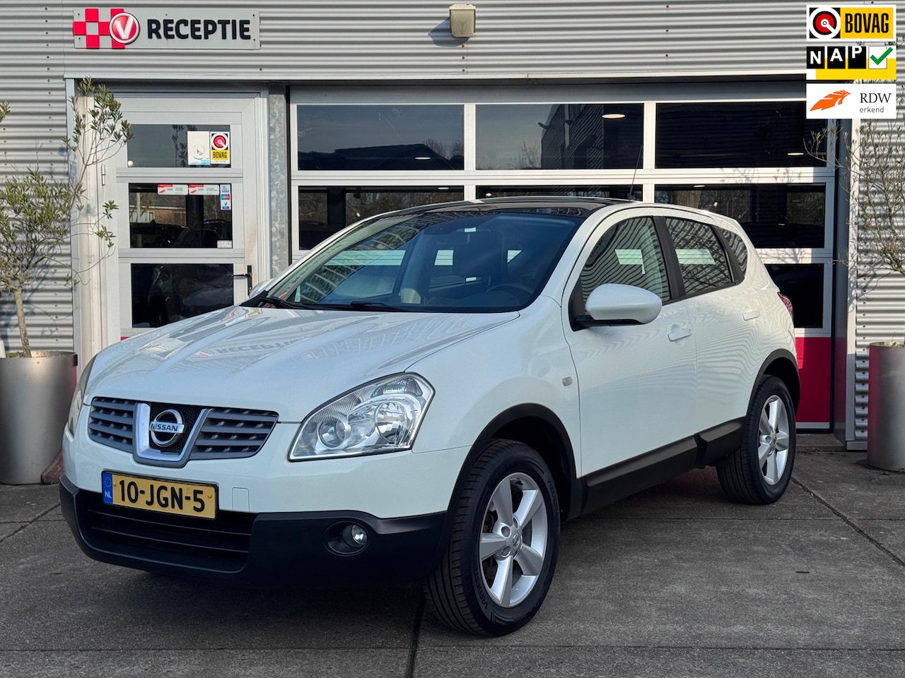 Nissan Qashqai - 1.6 Connect Edition / Pano / Camera / Navi / Trekhaak - AutoWereld.nl