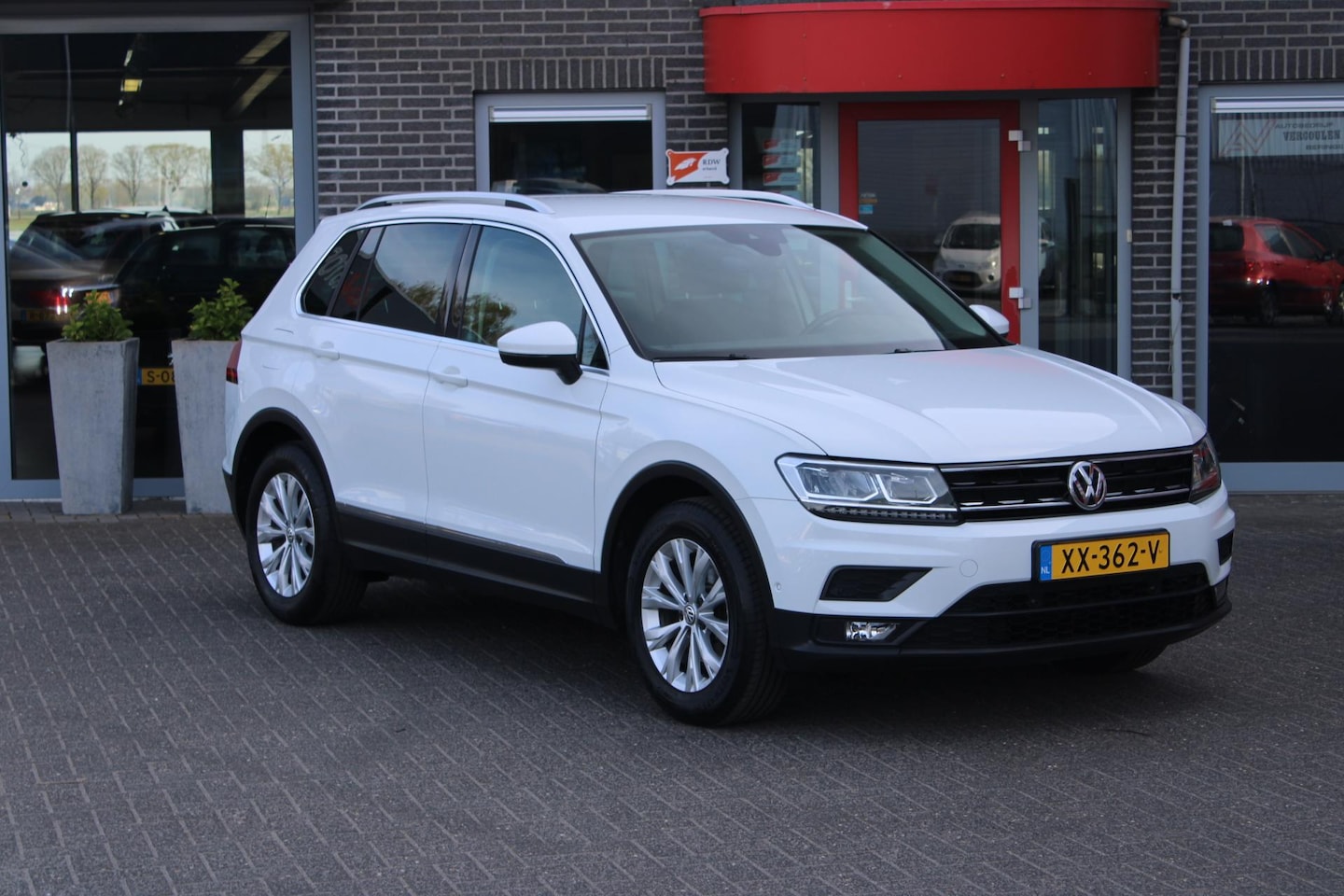 Volkswagen Tiguan - 1.5 TSI Comfortline Business Clima/Camera/Adaptive/NL Auto!! - AutoWereld.nl