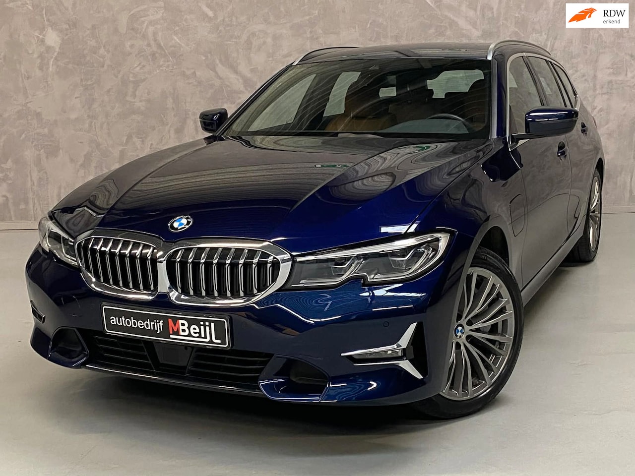 BMW 3-serie Touring - 330e Business Edition Plus /Laser /Leder /Individual - AutoWereld.nl
