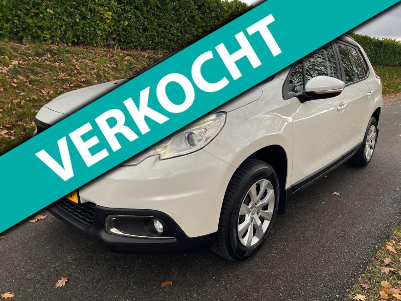 Peugeot 2008 - 1.2 PureTech Blue Lion 1.2 PureTech Blue Lion, 76.760km Nap en boekjes, Parelmoer, Panoramadak, Navi, Apple carpl - AutoWereld.nl