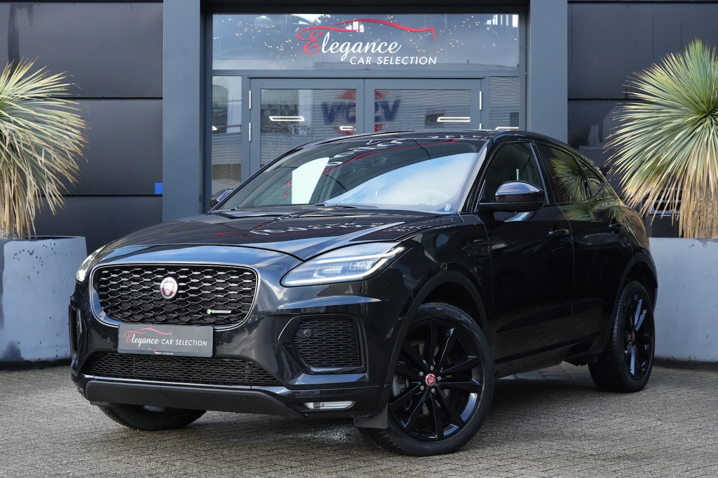 Jaguar E-Pace - 1.5 P300e AWD R-Dynamic Black 310pk Panoramadak/Stoelverwarming/Meridian - AutoWereld.nl