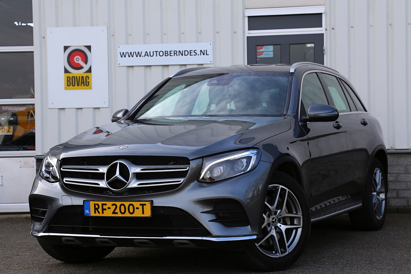 Mercedes-Benz GLC-klasse - 250 4MATIC AMG*NL-Auto*Perfect Onderh.*Elek. Trekhaak/Elek Klep/Treeplanken/LED/Dodehoek/C - AutoWereld.nl