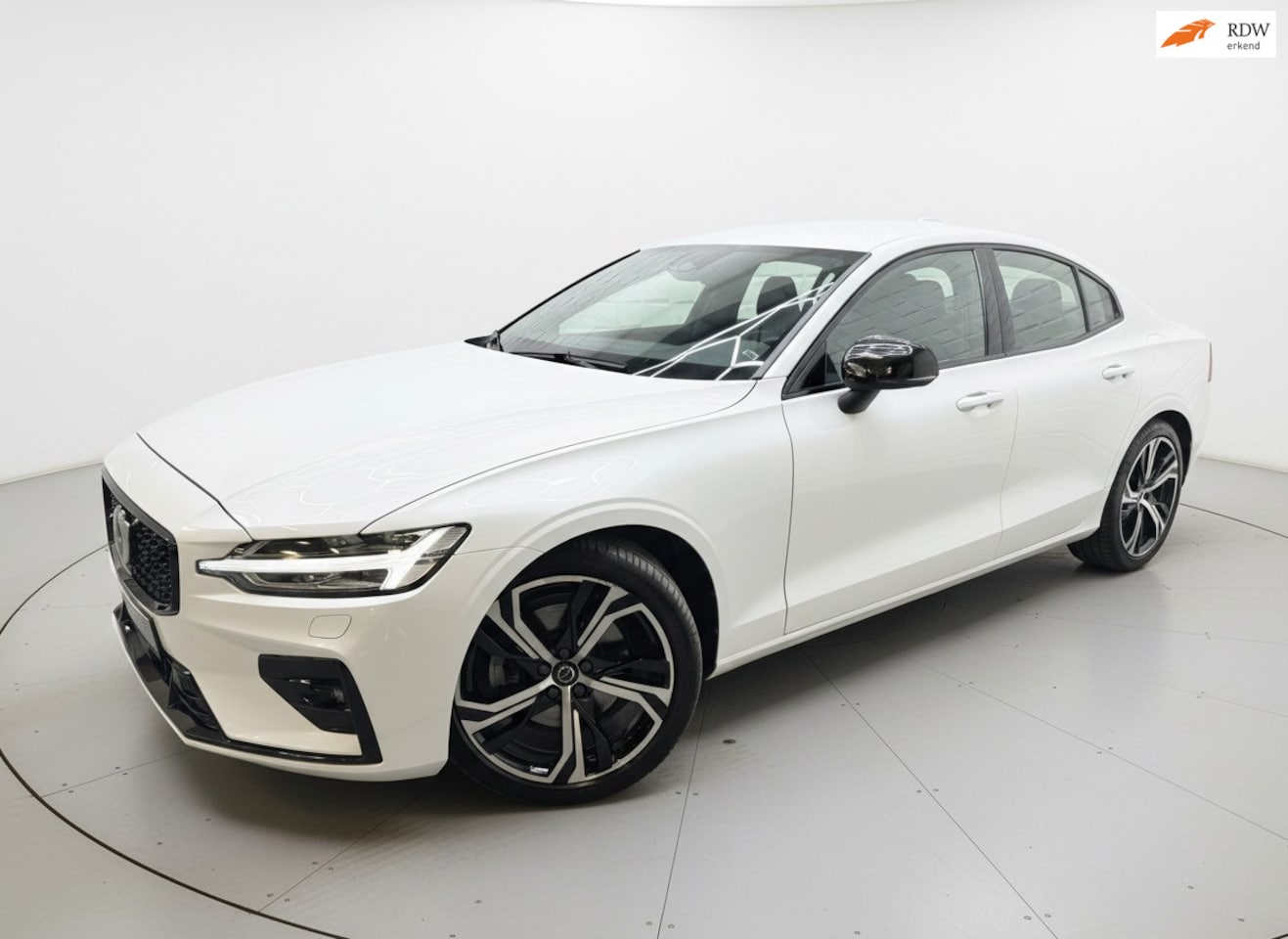 Volvo S60 - 2.0 B3 Ultimate Dark AUTOMAAT LEER NAVI CAMERA - AutoWereld.nl