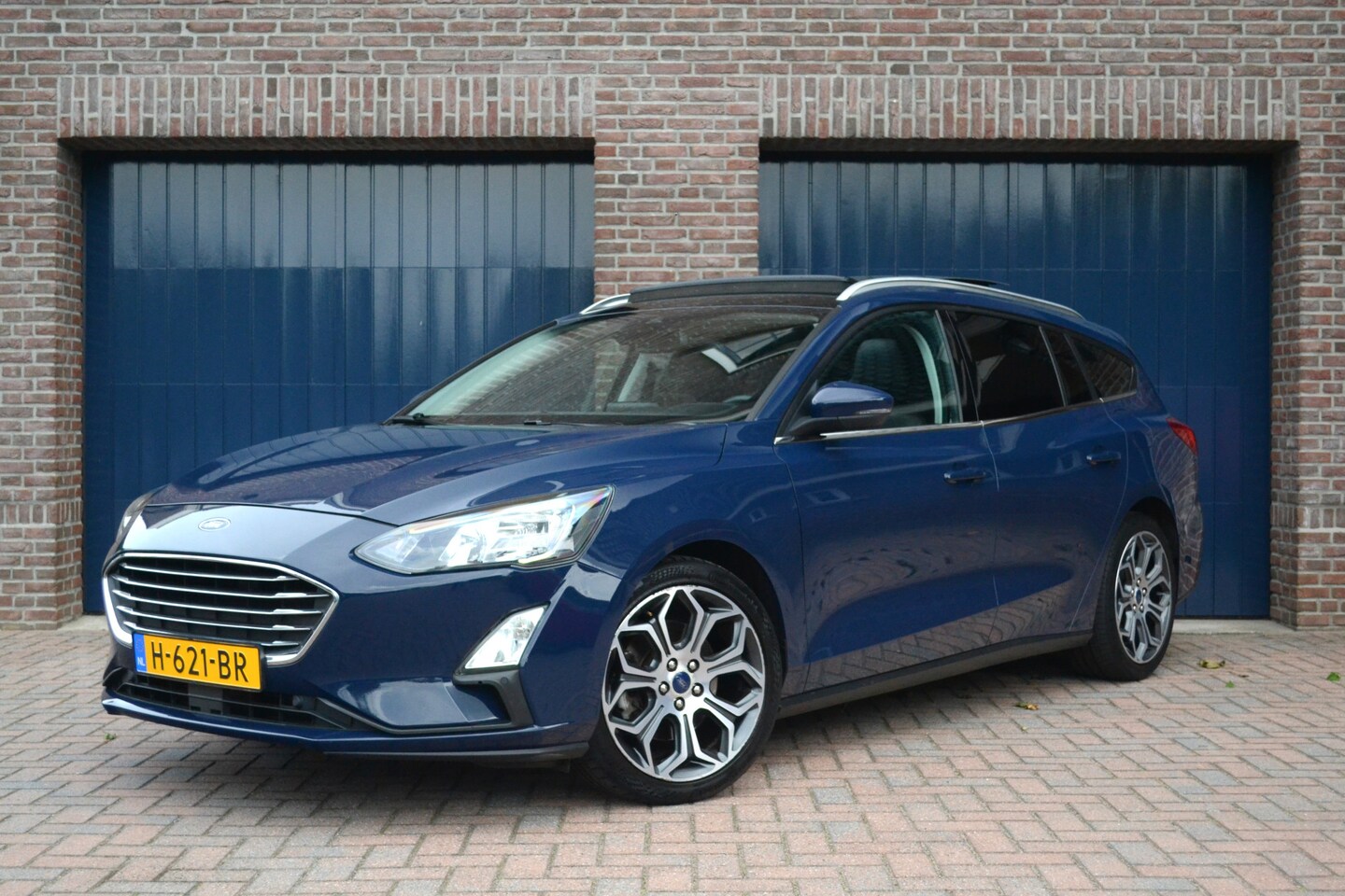 Ford Focus Wagon - 1.0 EcoBoost Titanium Business | Panoramadak | Trekhaak | Leder | Keyless - AutoWereld.nl