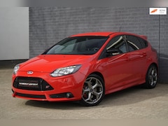 Ford Focus - 2.0 ST-3 250pk Rood, Leder, Recaro, Camera