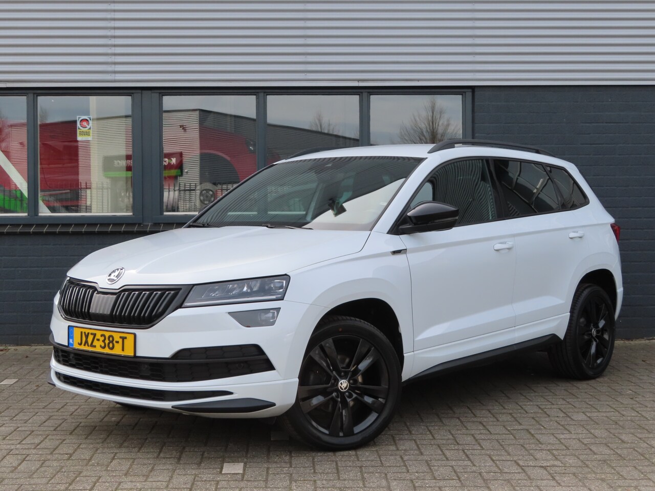 Skoda Karoq - 1.5 TSI ACT Sportline Business DSG | verwarmbare voorruit | voorstoelen + achterbank verwa - AutoWereld.nl