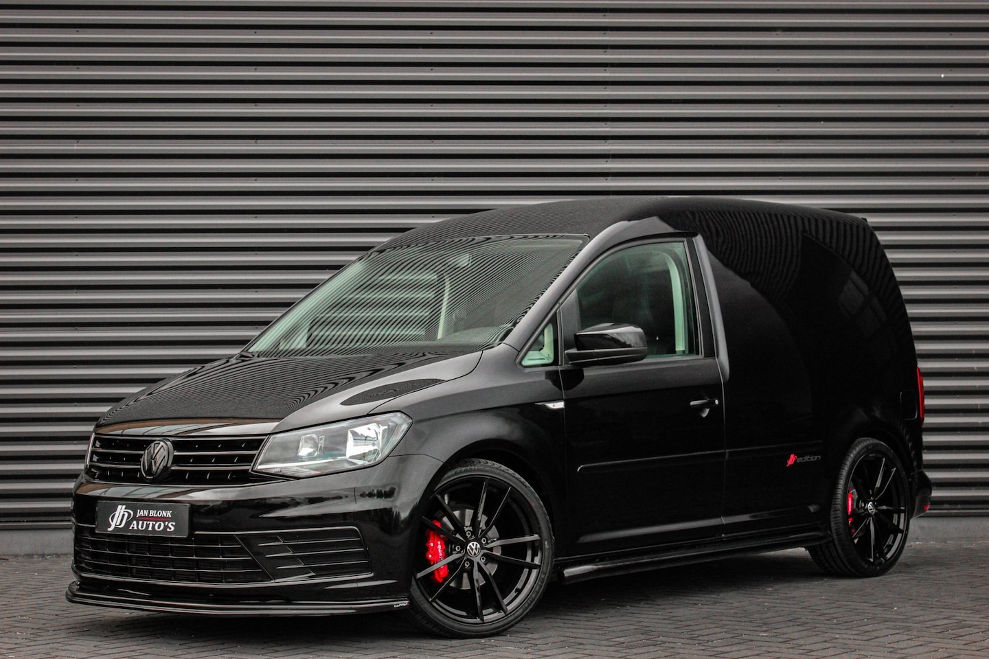 Volkswagen Caddy - 2.0 TDI 185PK JB-EDITION / FULL BLACK / SCHROEFSET / LEDEREN BEKLEDING / NIEUWSTAAT / ELEK - AutoWereld.nl