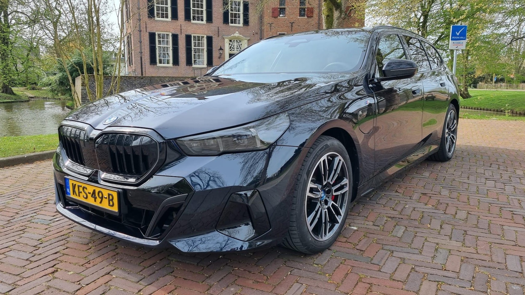BMW 5-serie Touring - 550e xDrive - Adaptieve Cruisecontrole - Stoelverwarming - Leder - Automatische trekhaak w - AutoWereld.nl