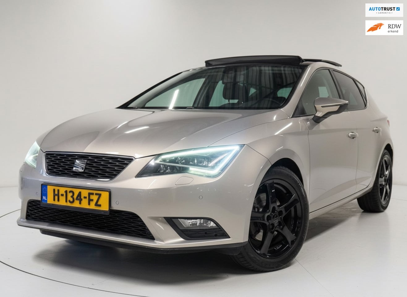 SEAT Leon - 1.2 TSI Style Panoramadak|Leder|LED!! - AutoWereld.nl