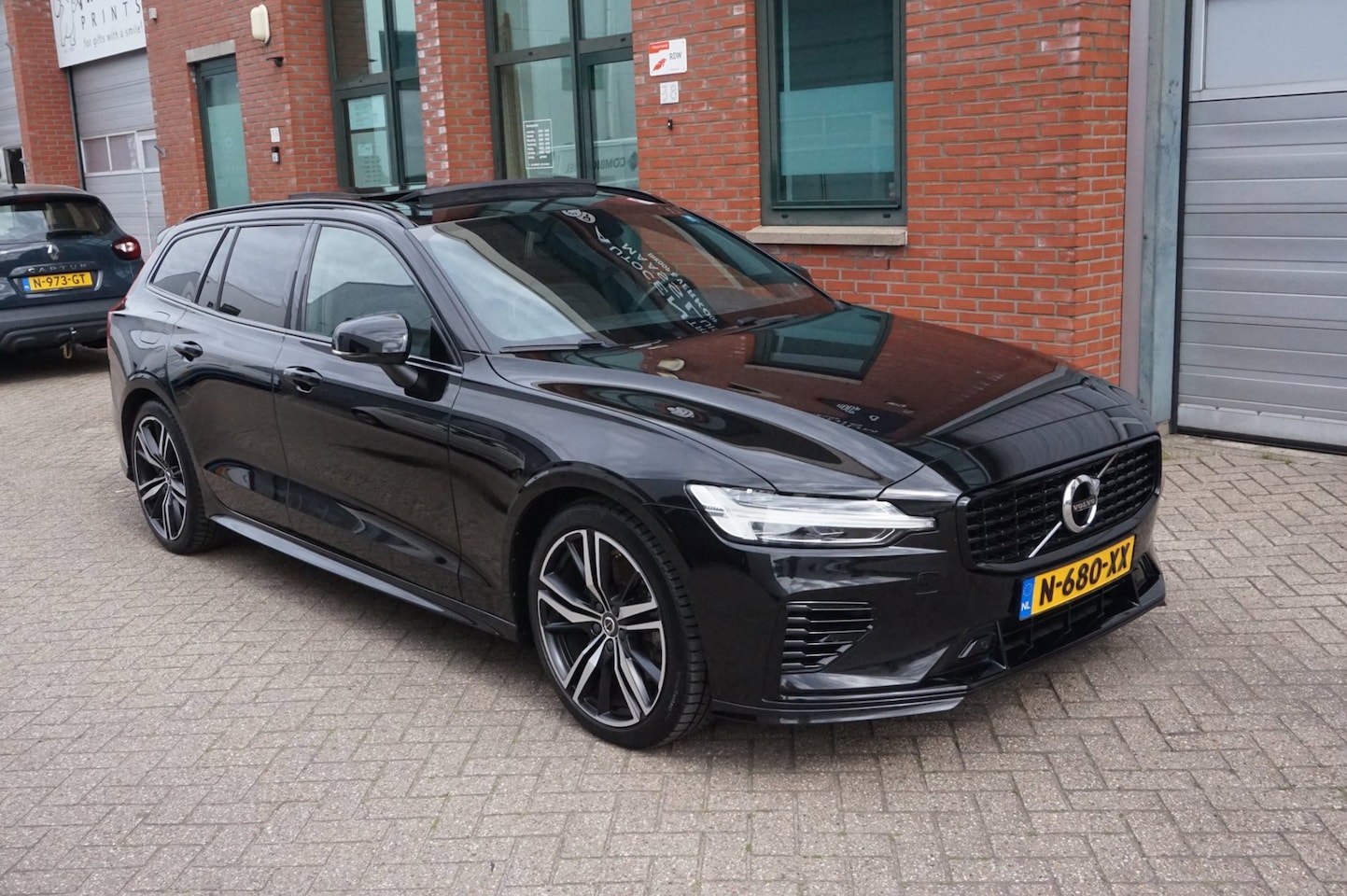 Volvo V60 - 2.0 T6 Recharge AWD R-Design 2022 PANO ! - AutoWereld.nl