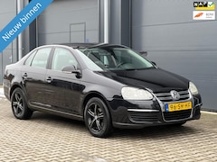 Volkswagen Jetta - 1.6 TRENDLINE + CLIMA + CRUISE + LMV