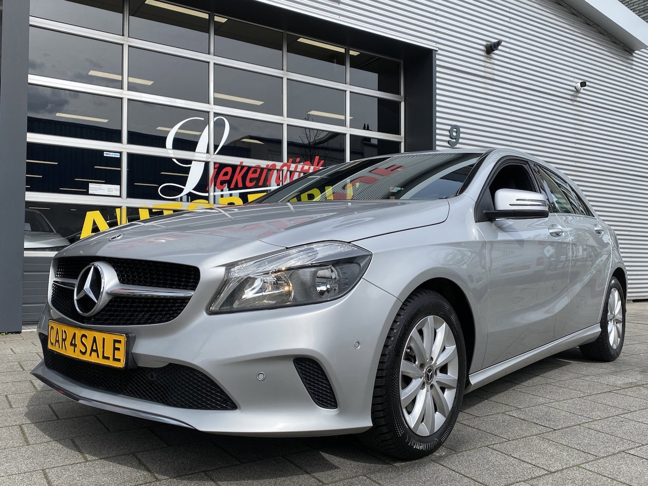 Mercedes-Benz A-klasse - 180 BlueEFFICIENCY URBAN - Navigatie I Airco I PDC I LED I Sport interieur I Dealer onderh - AutoWereld.nl