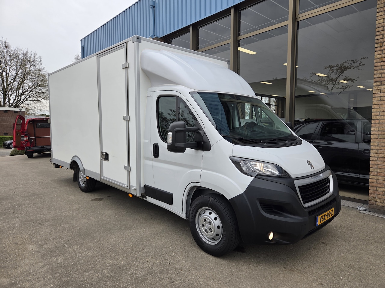 Peugeot Boxer - 2.2 BlueHDi 140 PK Lowliner Laadklep / Oprijklep Lage instap Airco Cruisecontrol - AutoWereld.nl