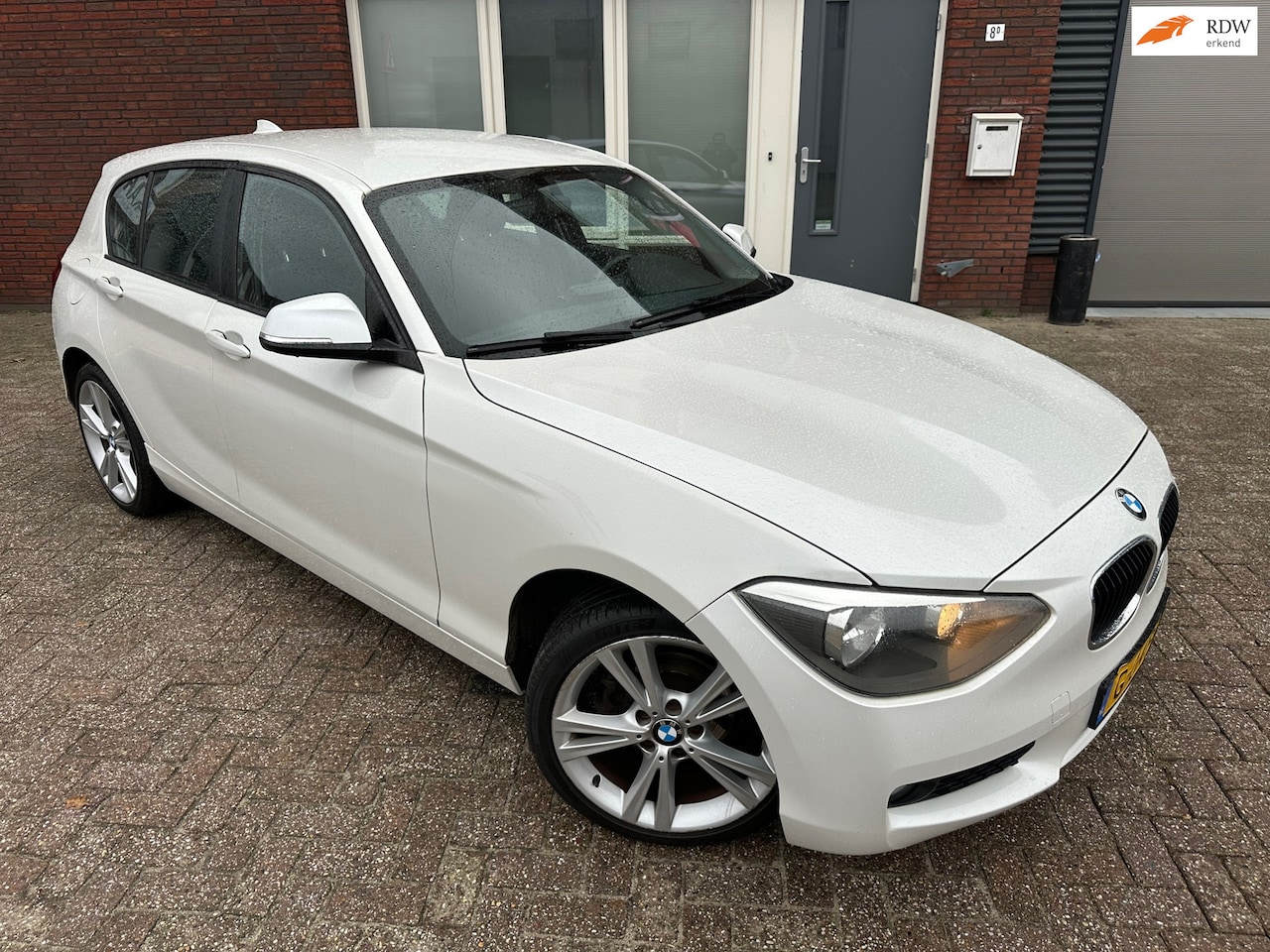 BMW 1-serie - 114i Business+ / Clima / 18 inch / PDC / Stoelverwarming - AutoWereld.nl