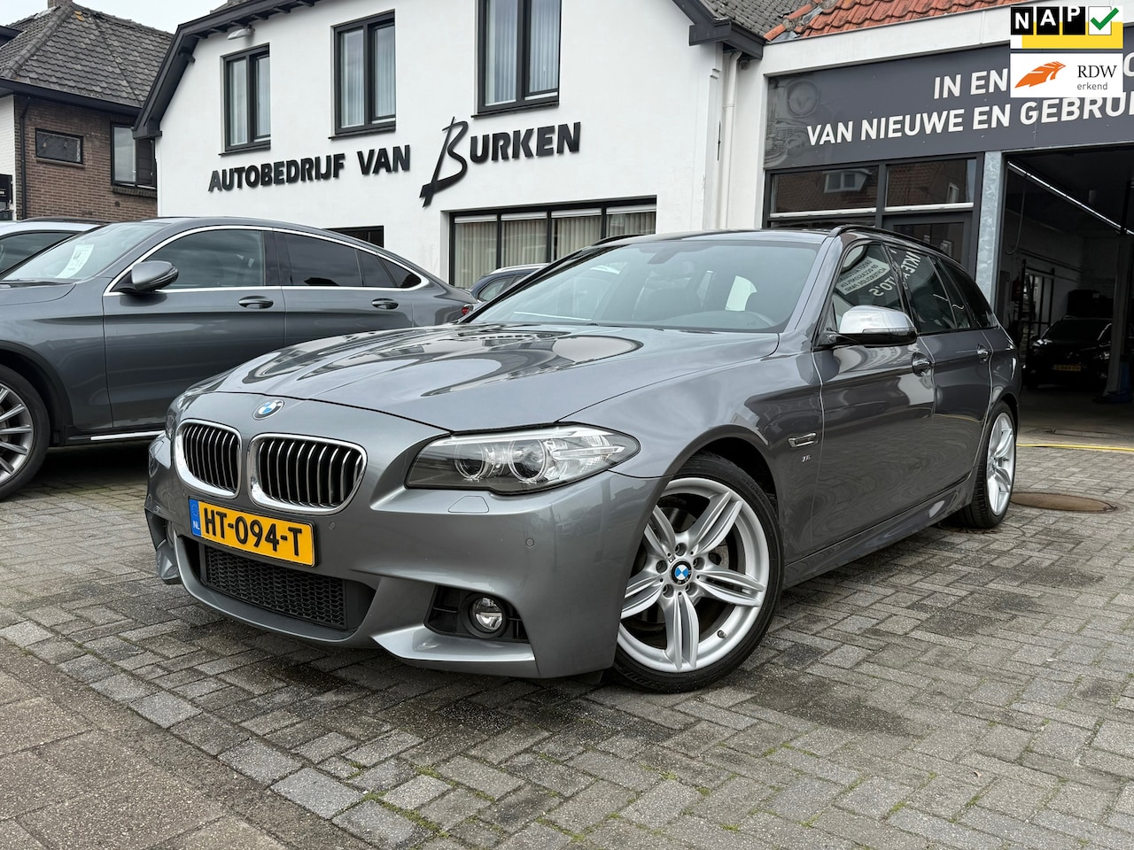 BMW 5-serie Touring - 520i High Executive 520i High Executive,Panoramadak,Stoelverwarming,Navigatie,19 Inch L.M. Velgen - AutoWereld.nl