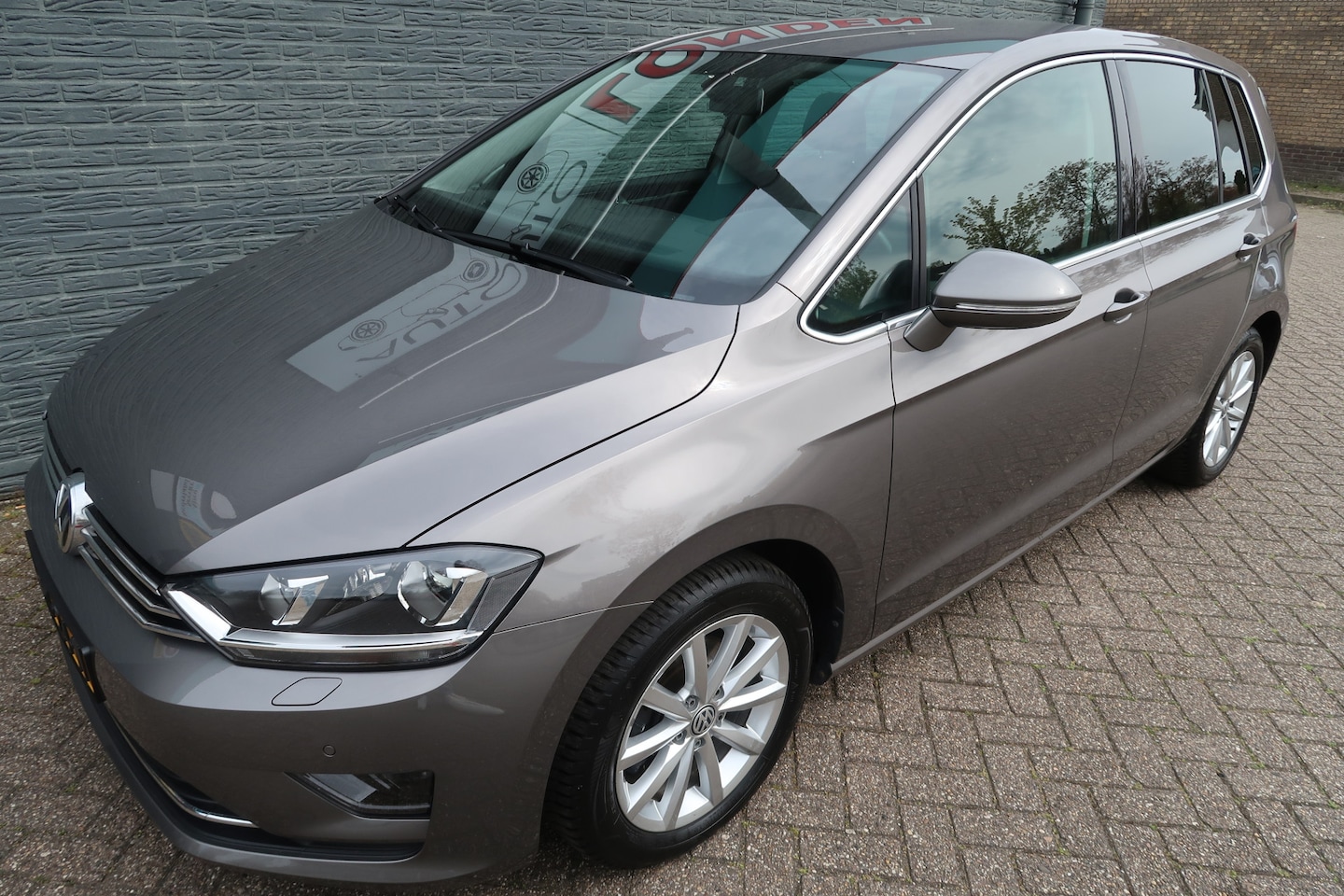 Volkswagen Golf Sportsvan - 1.4 TSI Highline Zeer nette en goed onderhouden auto Autopas aanwezig - AutoWereld.nl