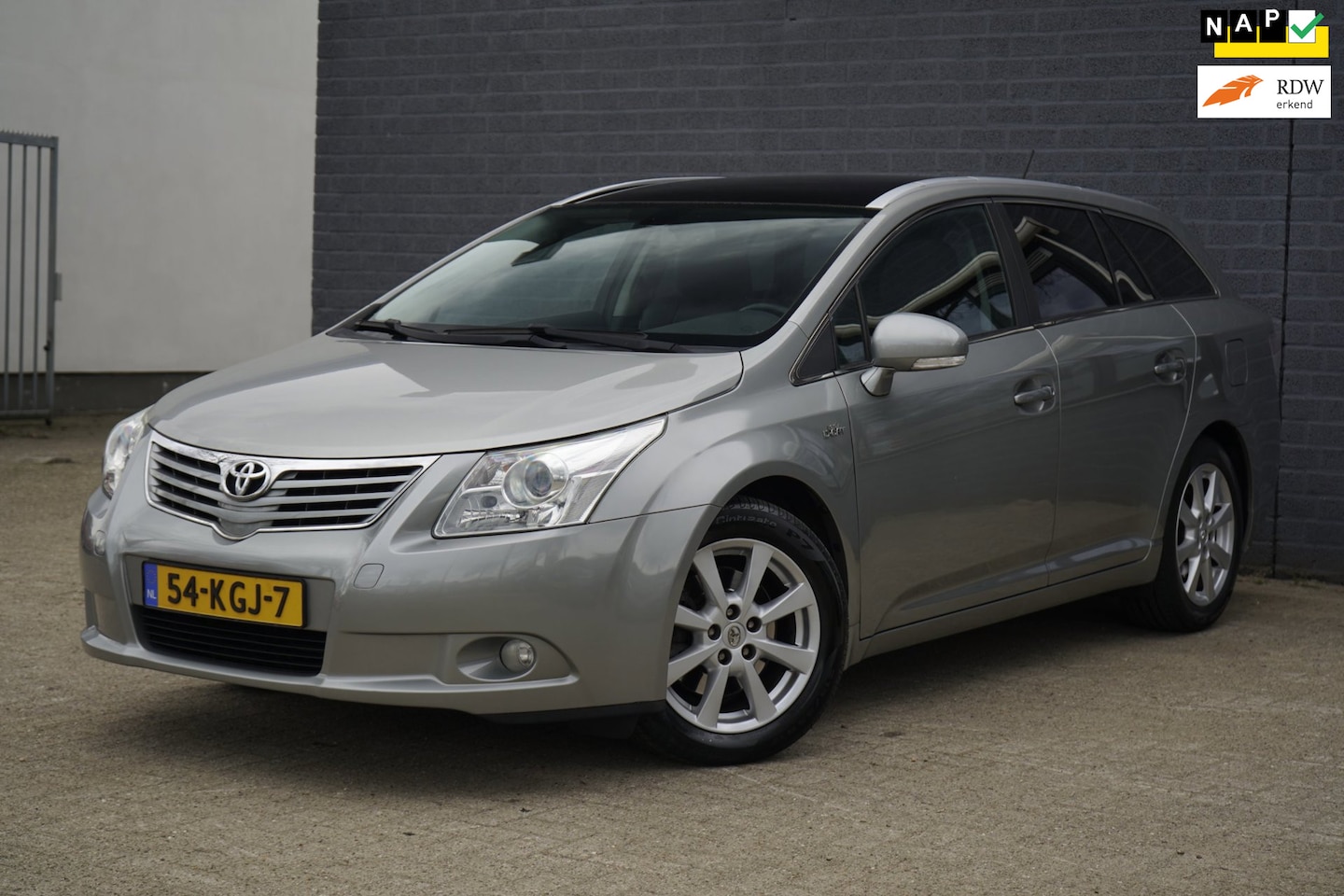 Toyota Avensis Wagon - 2.2 D-4D Panoramic Business Special NAP - AutoWereld.nl