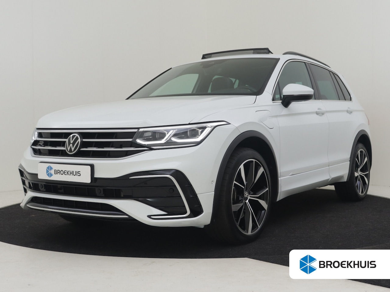 Volkswagen Tiguan - R-Line Business eHybrid 245 PK DSG/AUTO | Glazen panorama-dak | Trekhaak | Head-up display - AutoWereld.nl