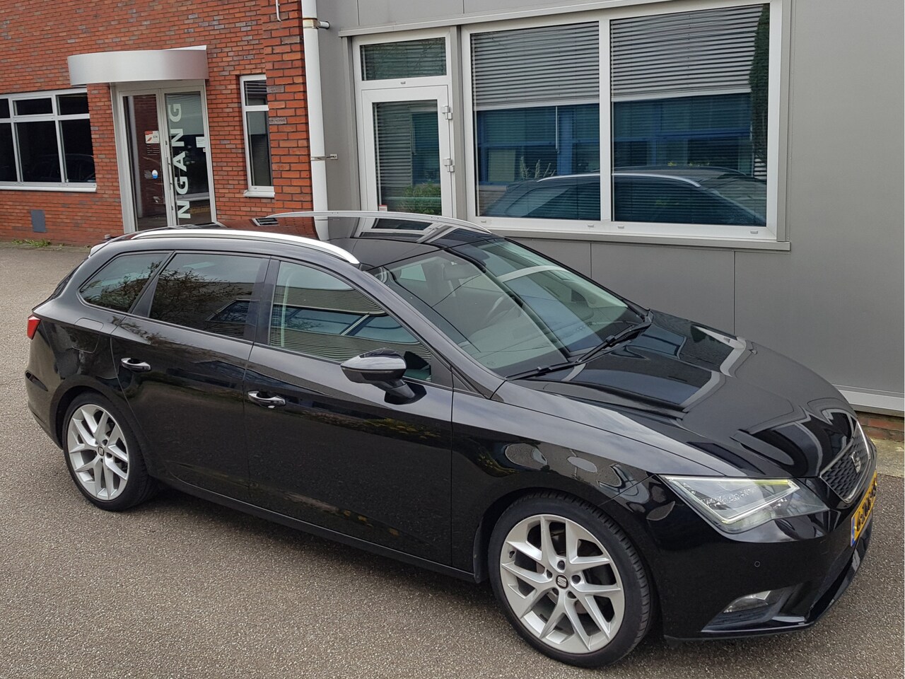 SEAT Leon ST - 1.6 Tdi Sport Navi 1/2 Leder Led 18" Trekhaak - AutoWereld.nl