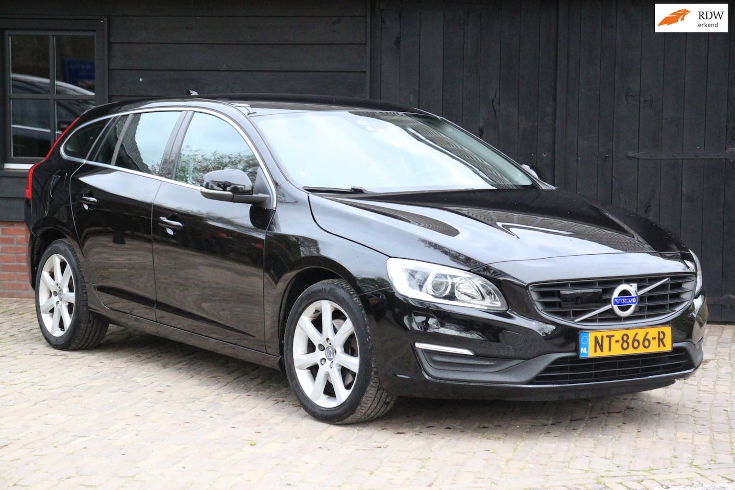 Volvo V60 - 1.5 T2 Nordic+ Xenon/parkeersensor/Navigatie/stoelverwarming/Apk 04-2027 - AutoWereld.nl
