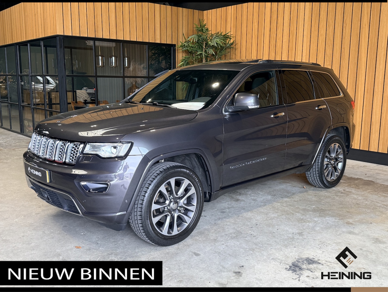 Jeep Grand Cherokee - 3.6 Overland. Leer. Navi. Apple-carplay. Trekhaak. Van eerste eigenaar. BTW. - AutoWereld.nl