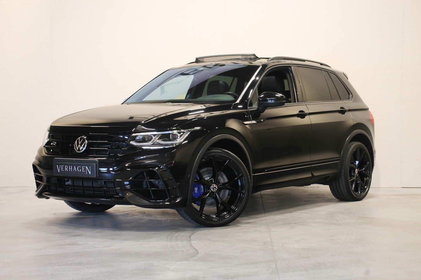 Volkswagen Tiguan - 2.0 TSI R 75 Edition 320pk Akrapovic Pano Leer 4motion - AutoWereld.nl