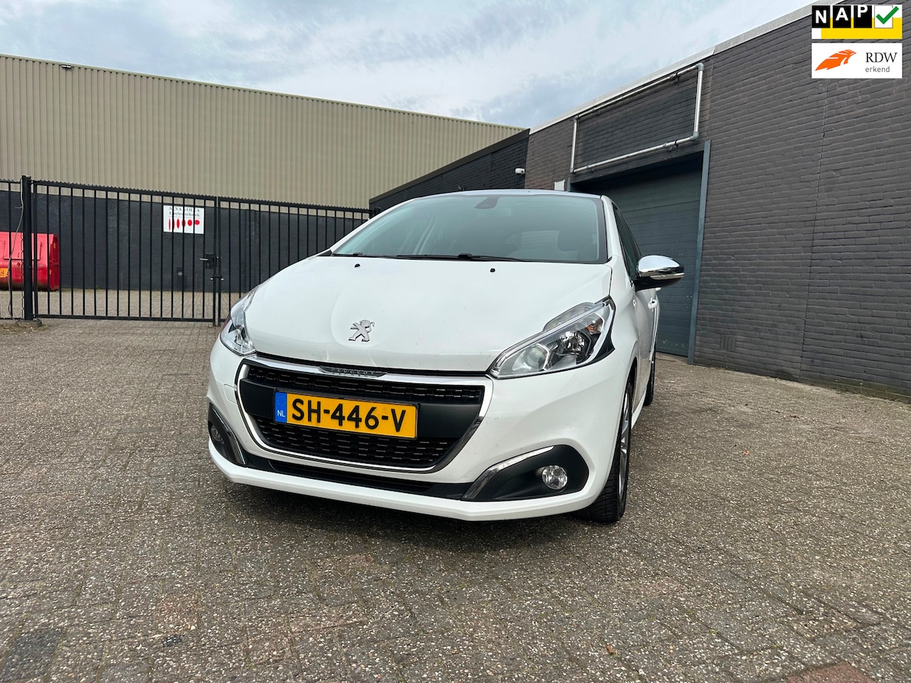 Peugeot 208 - 1.6 BlueHDi Blue Lease Executive Clima Cruise Navi Pano PDC LM-Wielen APK NAP. - AutoWereld.nl