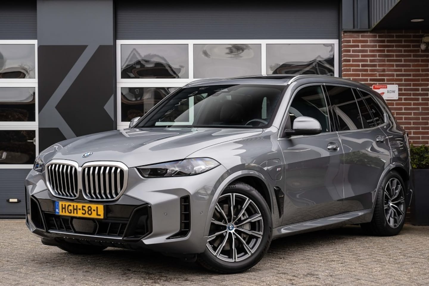 BMW X5 - xDrive50e M Sport | Panorama | Comfort Seats | Luchtvering | Head-Up | Trekhaak | 20' Inch - AutoWereld.nl