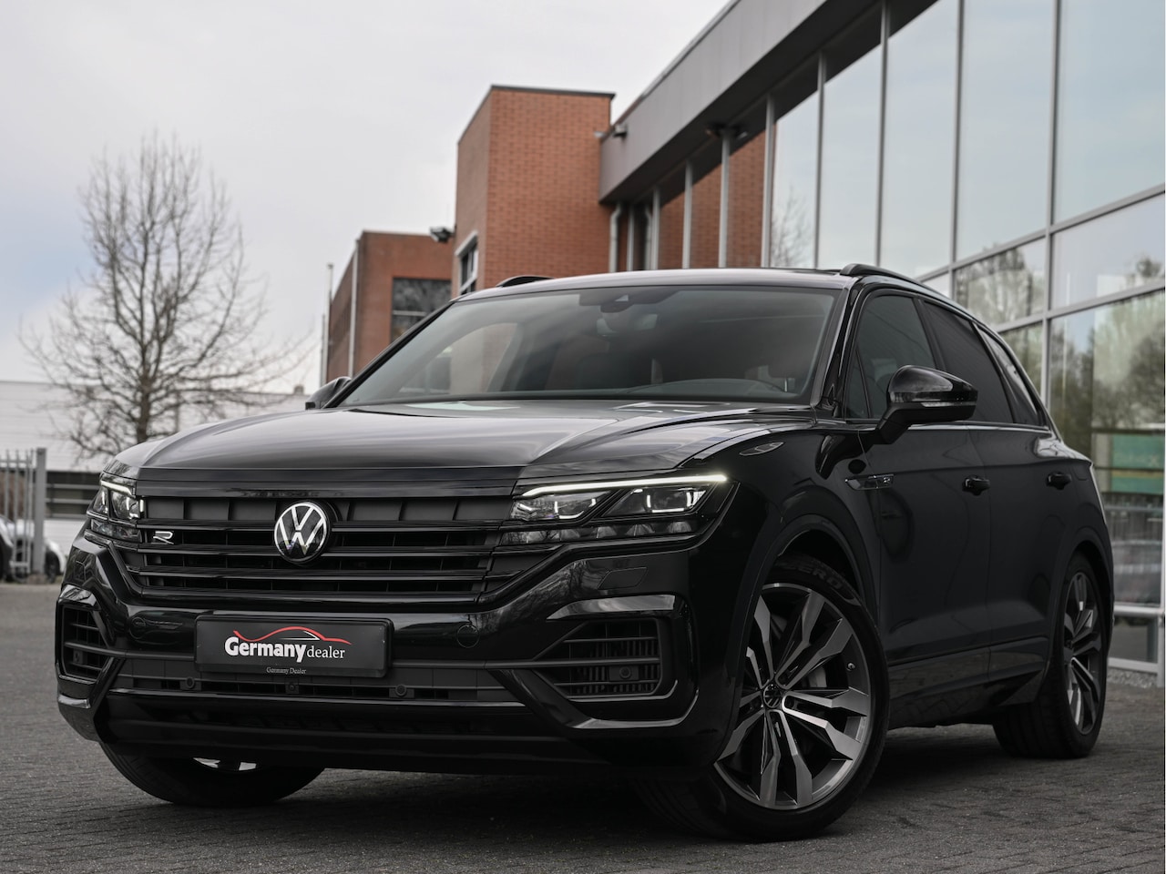 Volkswagen Touareg - 3.0TSi eHybrid 4Motion R V6 462pk Lucht Pano Leder Trekh 21-Inch Head-Up 21-Inch VOL! - AutoWereld.nl