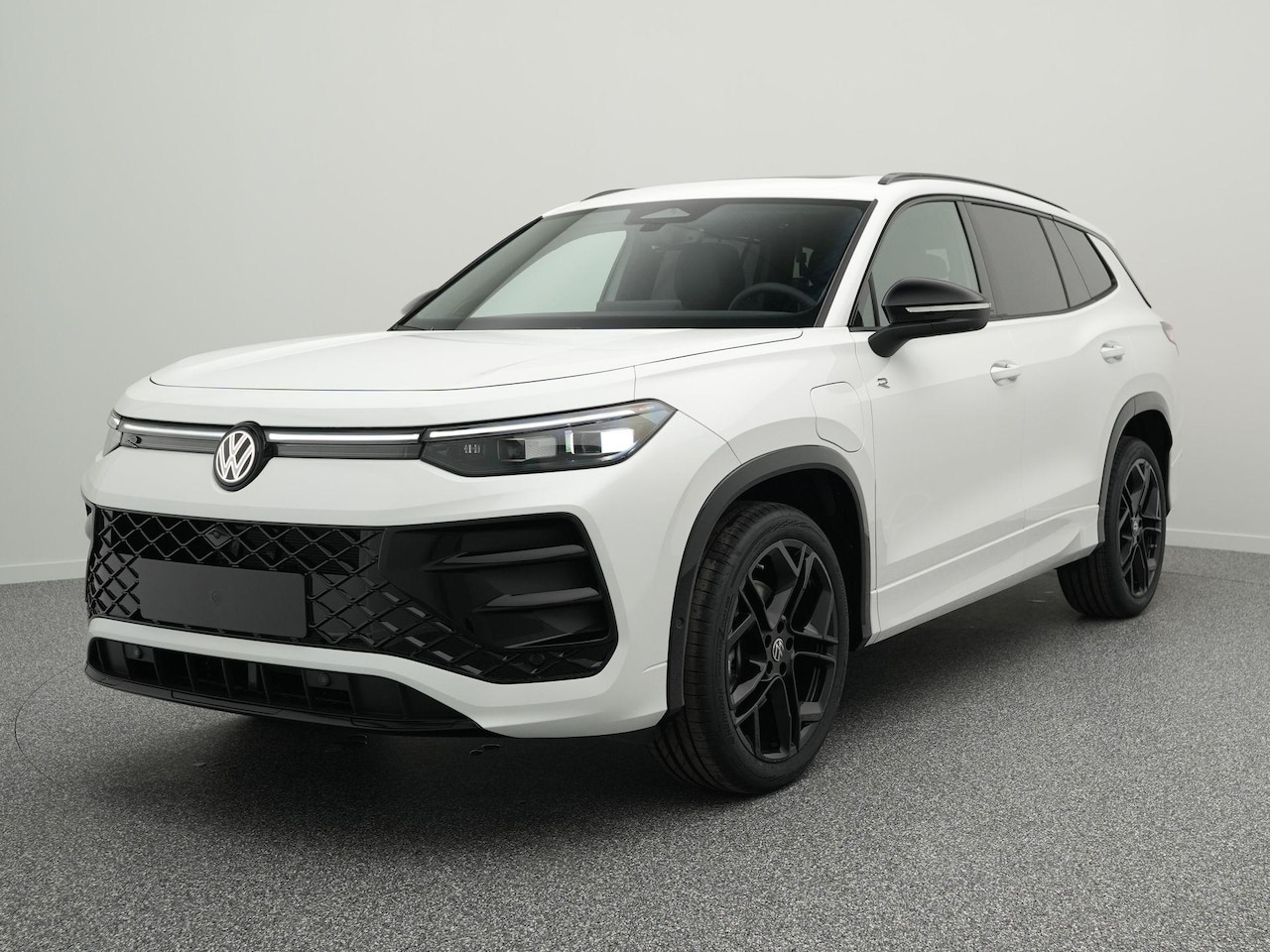Volkswagen Tayron - R-Line Edition 1.5 eHybrid 272 PK | Trekhaak | Panoramadak | Leder | harman/kardon | Stuur - AutoWereld.nl