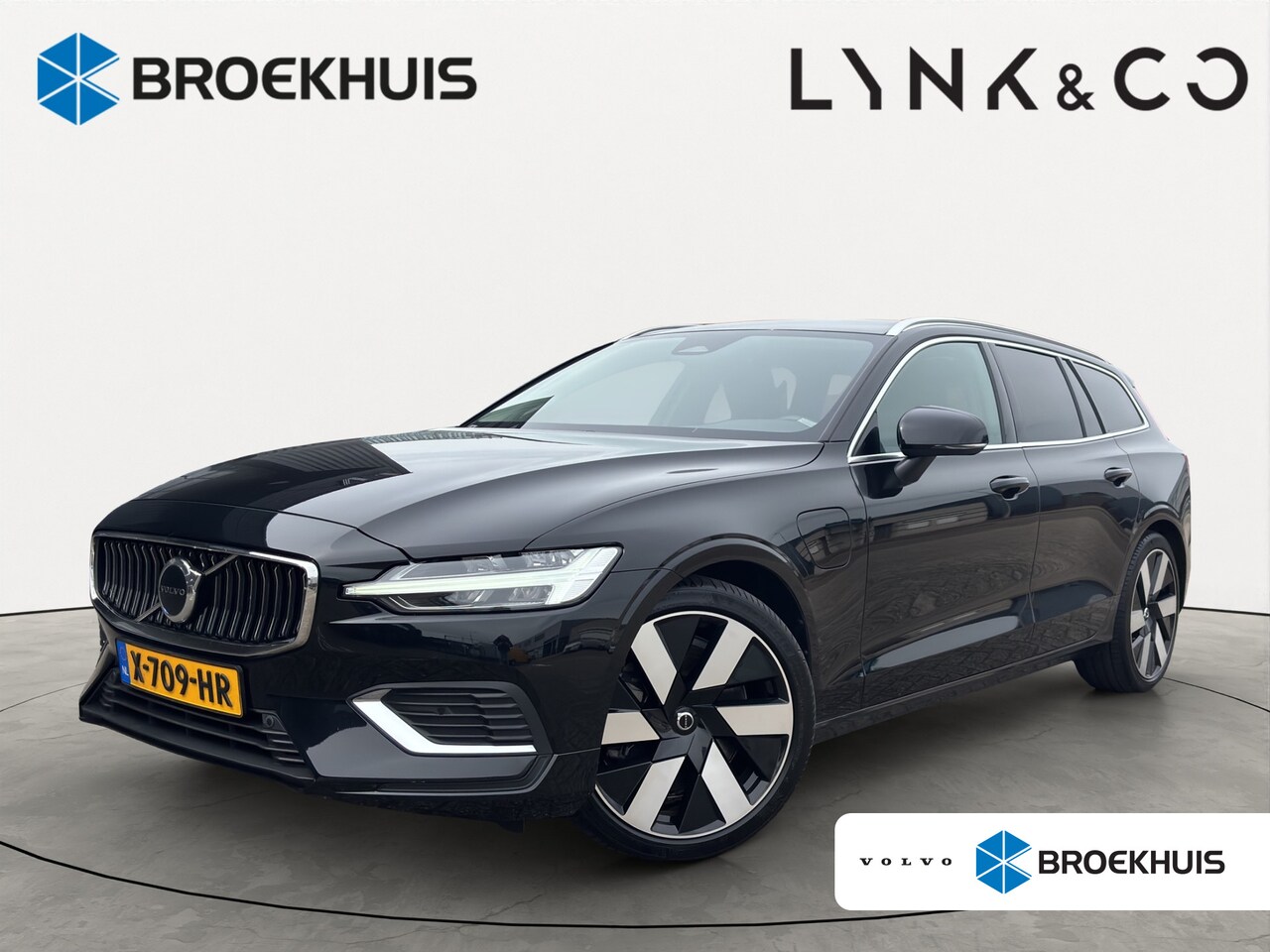 Volvo V60 - T6 Plug-in hybrid AWD Plus Bright Trekhaak | Achterbank verwarmd | Achteruitrijcamera | Ap - AutoWereld.nl