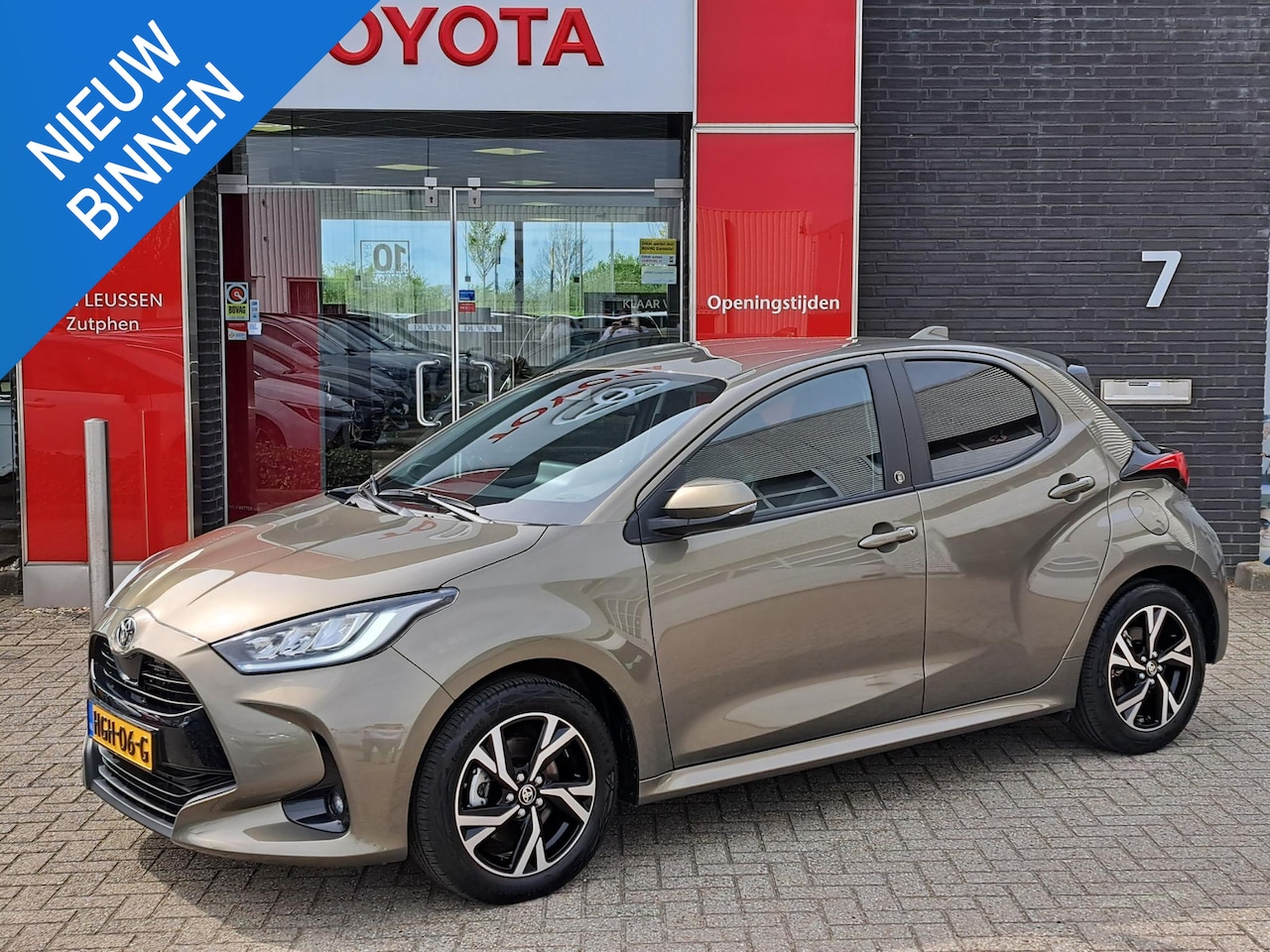 Toyota Yaris - 1.5 HYBRID DYNAMIC KEYLESS LED-PAKKET STOEL/STUURVERWARMING DRAADLOOS-LADEN-TEL - AutoWereld.nl