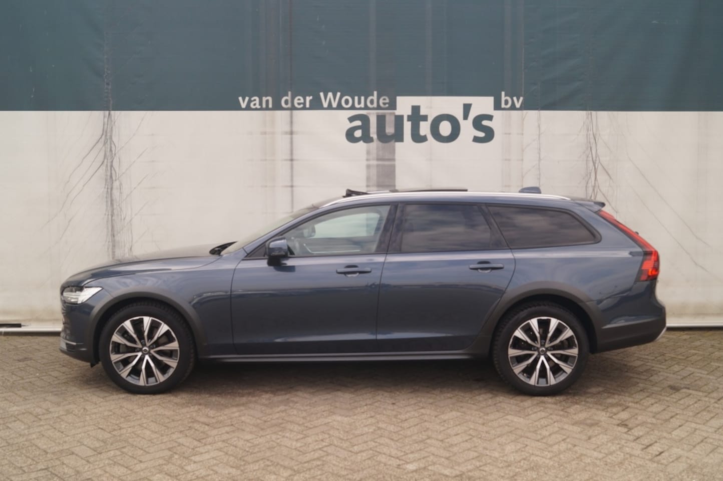 Volvo V90 Cross Country - 2.0 B5 250pk AWD Pro -PANO-LEER-CAM-ECC-NAVI- - AutoWereld.nl