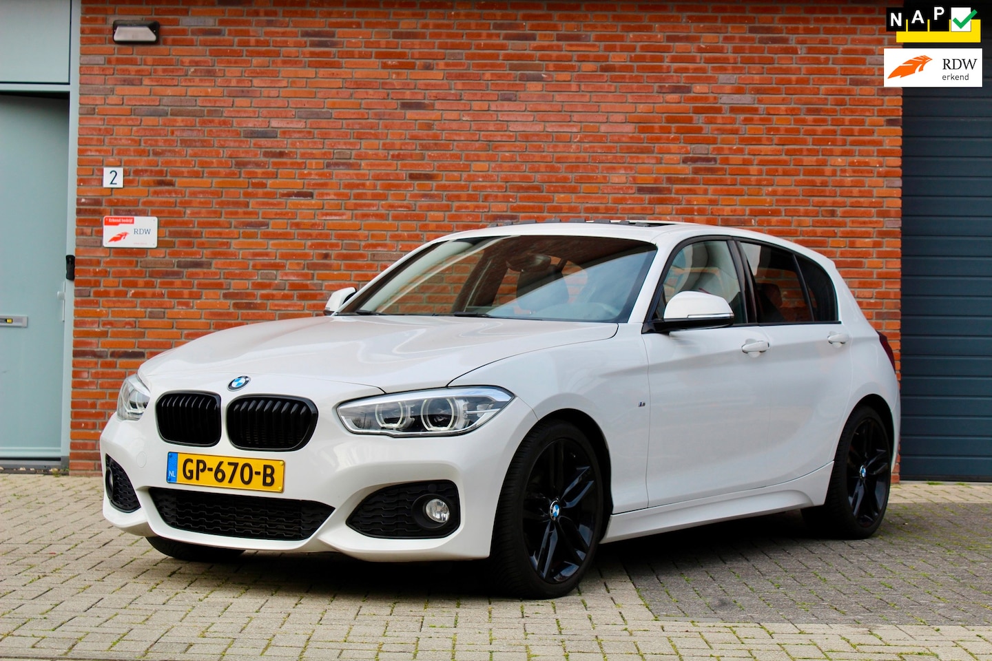 BMW 1-serie - 118i High-Executive M Sport | PANO | LED | NAP - AutoWereld.nl