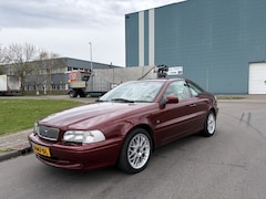 Volvo C70 Coupé - 2.4i T Prestige Automaat 200 PK. Als nieuw rijdende auto met slechts 132.000 KM Alle keuri