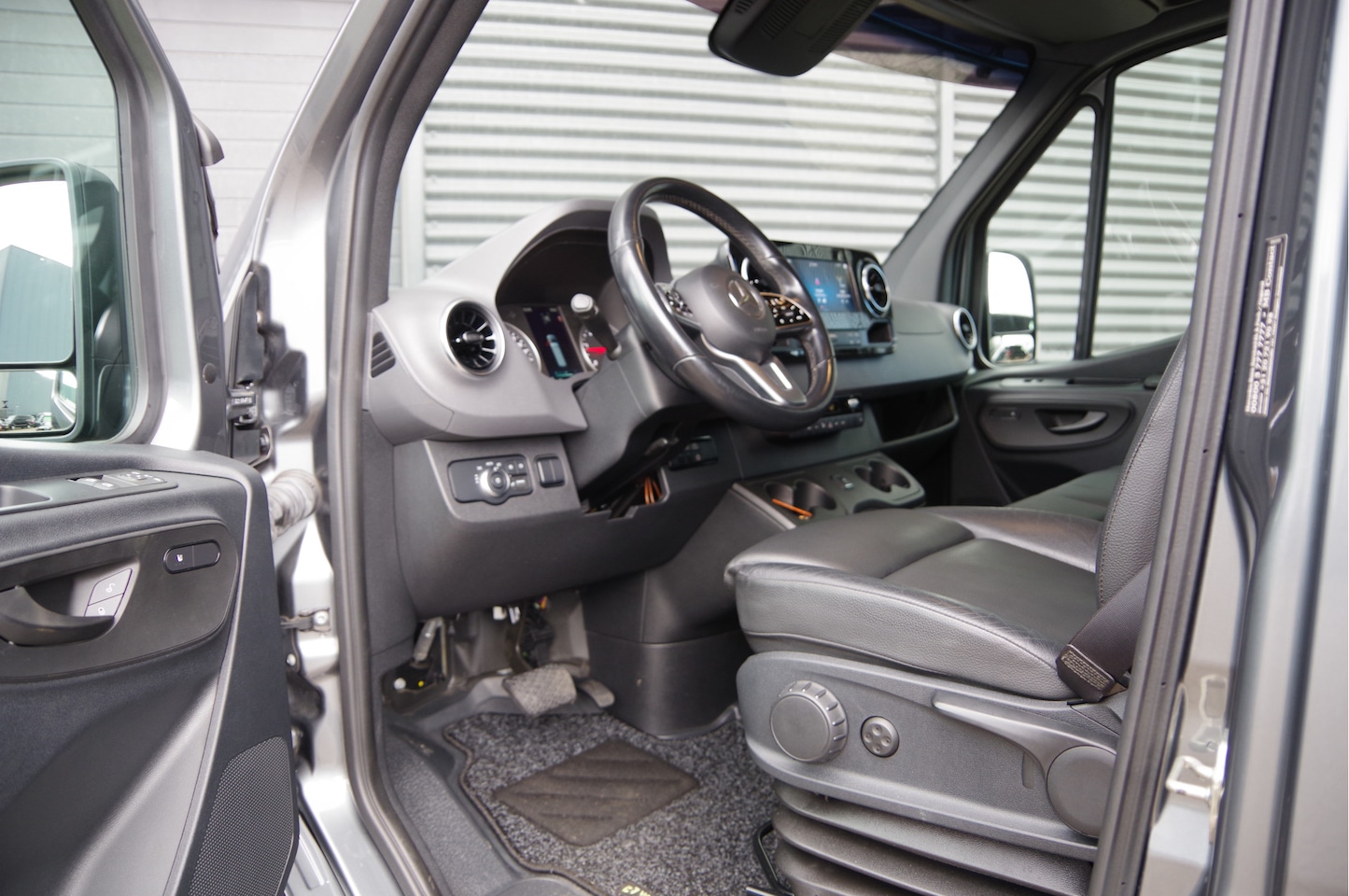 Mercedes-Benz Sprinter - 519 3.0 CDI V6 L2H1 N1, AUT. LED, LEDER, DUBBELLUCHT, STOELVERWARMING, ELEKTR. SCHUIFDEUR, - AutoWereld.nl