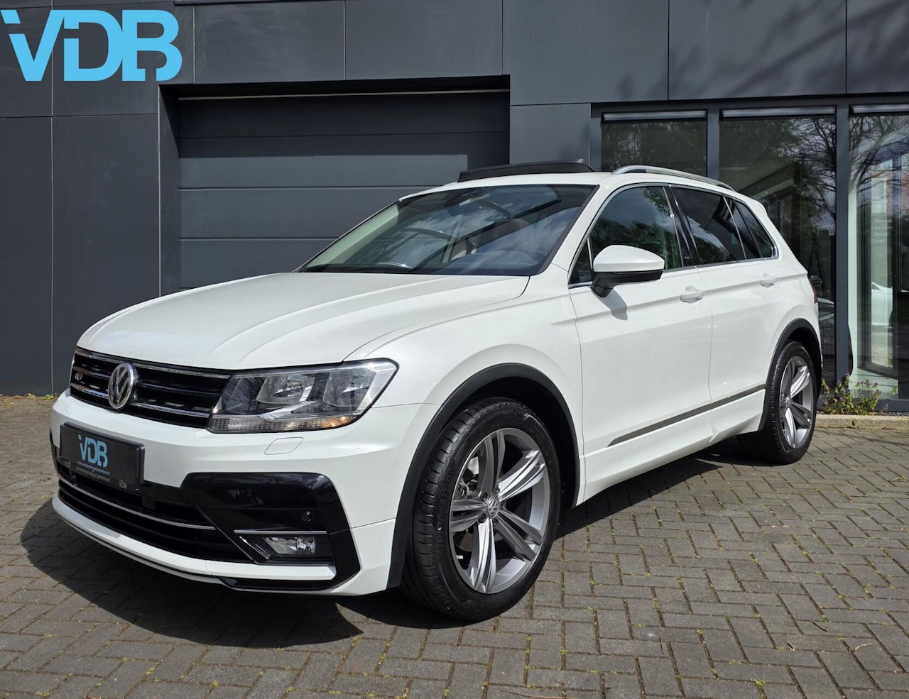 Volkswagen Tiguan - 1.4 TSI R-Line Navi Pano Trekhaak Carplay - AutoWereld.nl