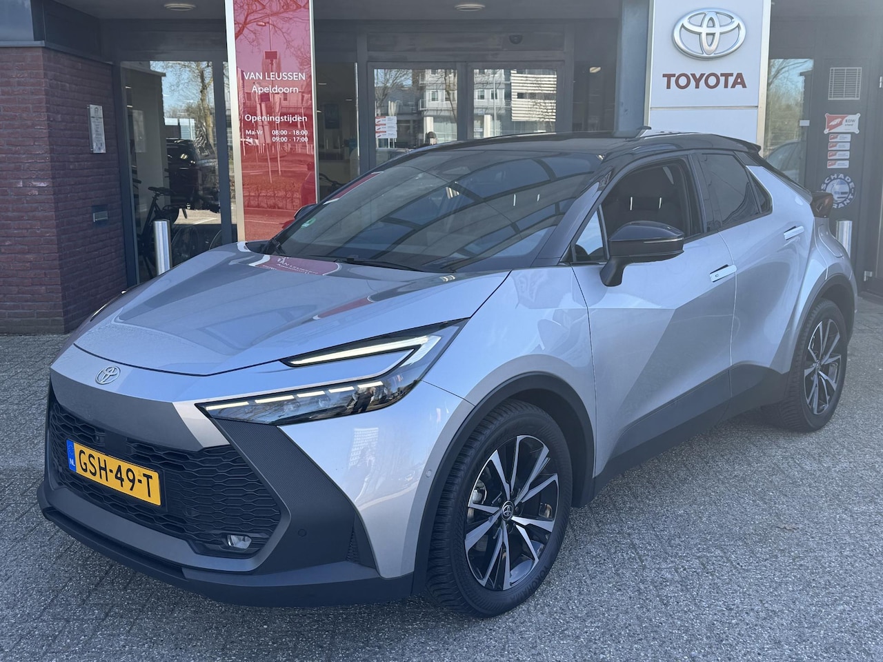 Toyota C-HR - 1.8 HYBRID 140 FIRST-EDITION BI-TONE 360° CAMERA EL-ACHTERKLEP KEYLESS PARK-SENSOREN 18'' - AutoWereld.nl