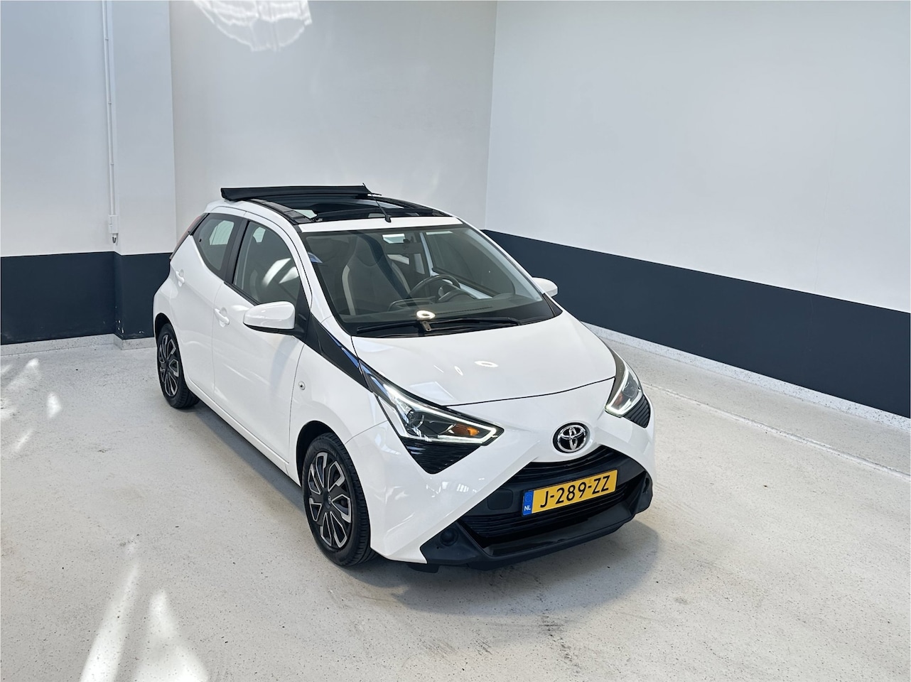 Toyota Aygo - 1.0 VVT-i x-play cabrio | Apple Carplay/ Android Auto | Camera | NL| 1 Eig | - AutoWereld.nl