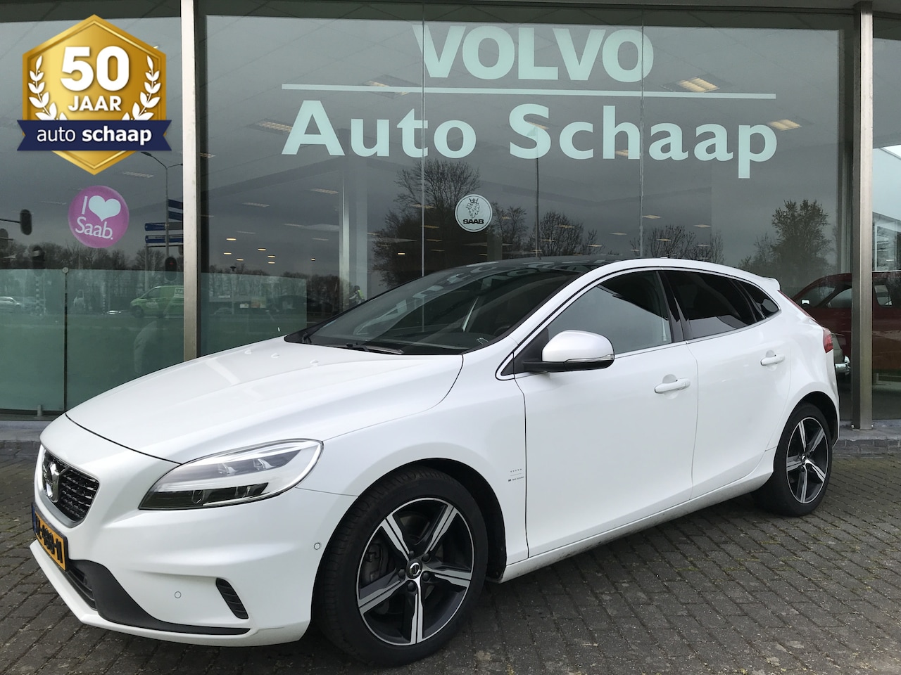 Volvo V40 - 1.5 T3 Polar+ Sport R-Design Automaat | Rijklaar incl garantie |  Panoramadak Thor LED Cam - AutoWereld.nl