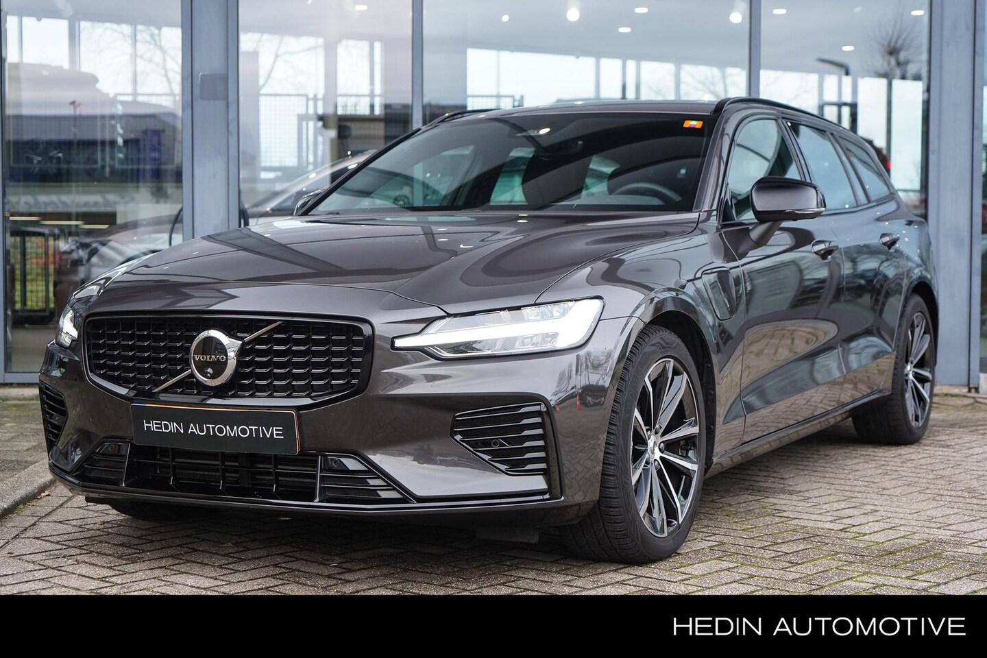 Volvo V60 - 2.0 T6 Plug-in hybrid AWD Plus Dark | 2000 kg trekgewicht | Sportstoelen Elektrisch Verste - AutoWereld.nl