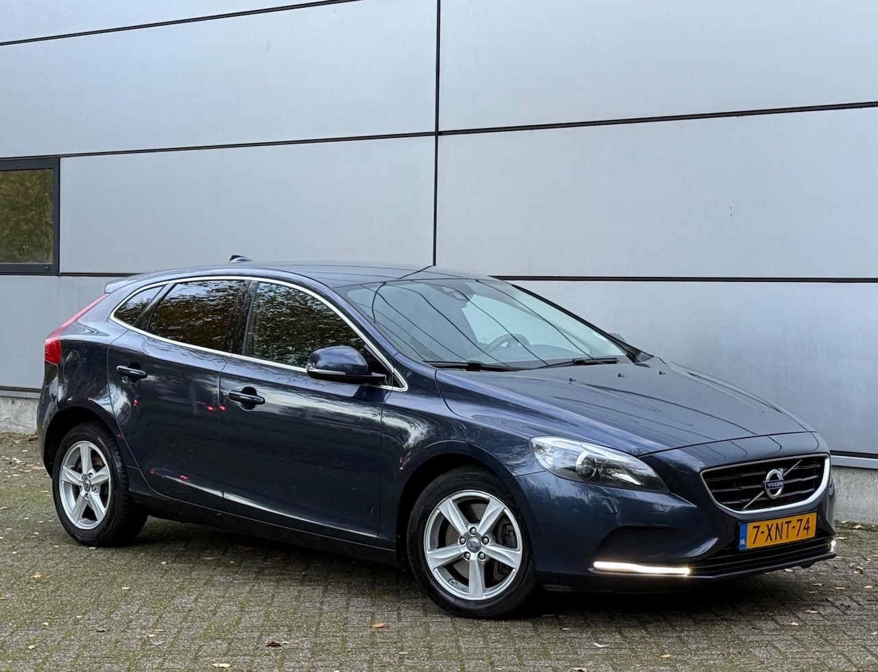 Volvo V40 - 2.0 D4 Momentum Business 2e Eignr |Xenon |Led |Stoelverwarming |Navi |Park Sensor |Start/S - AutoWereld.nl