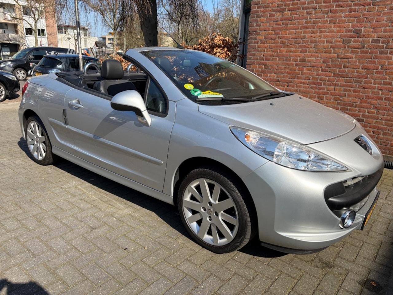 Peugeot 207 - 1.6 VTI LEER/STOELVERWARMING/LAGE KM STAND/GOED ONDERHOUDEN - AutoWereld.nl