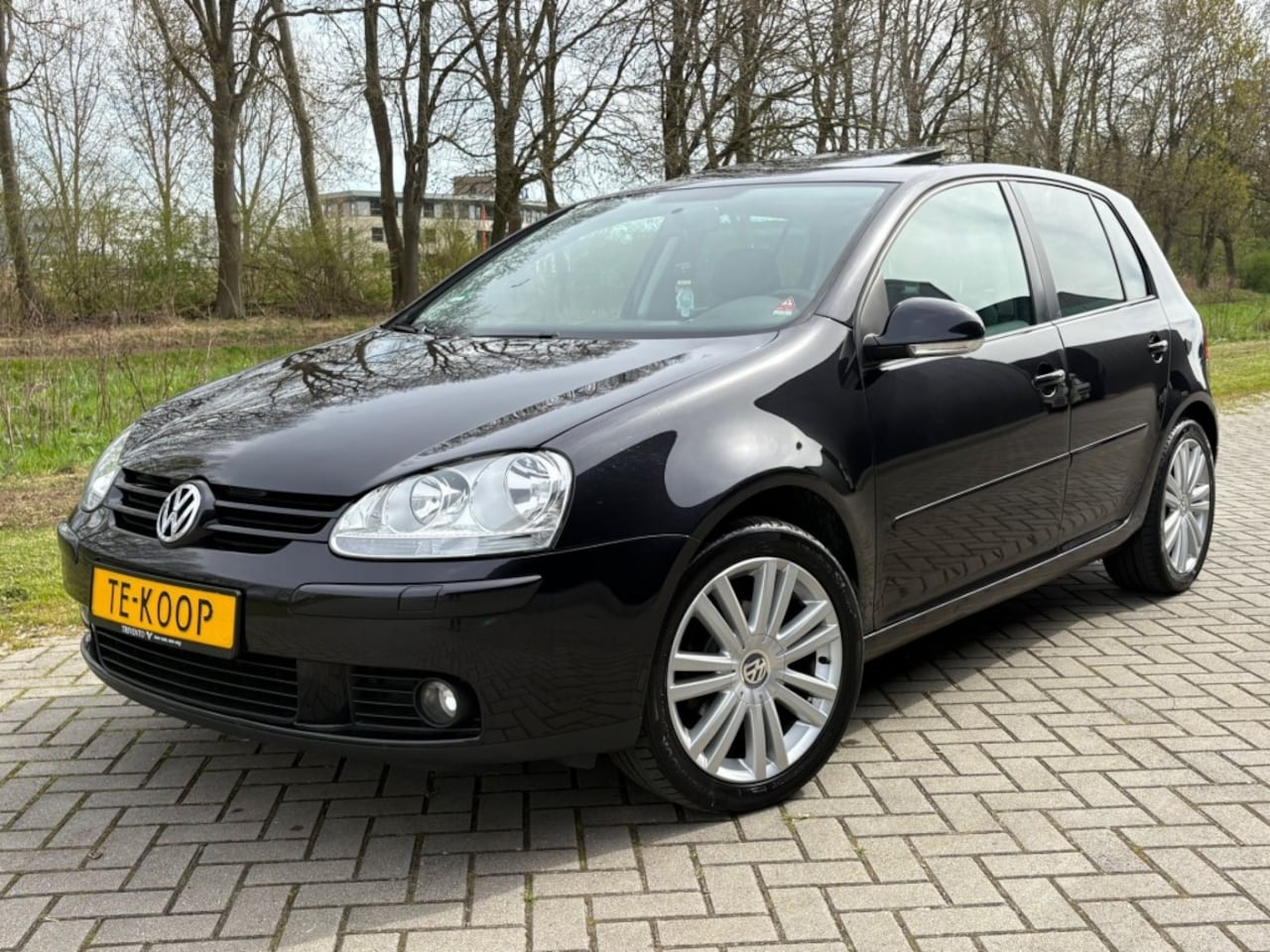 Volkswagen Golf - 1.6 TOUR EDITION / SCHUIFDAK / TREKHAAK/ CARPLAY/ STOELVERWARMING - AutoWereld.nl
