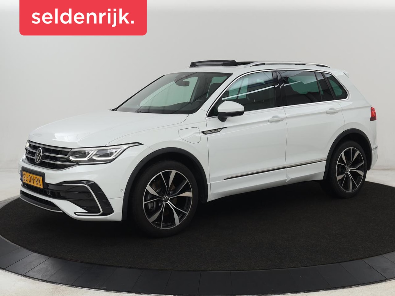 Volkswagen Tiguan - 1.4 TSI eHybrid R Line | Panoramadak | Leder | Stoelverwarming | Trekhaak | 360 Camera | A - AutoWereld.nl