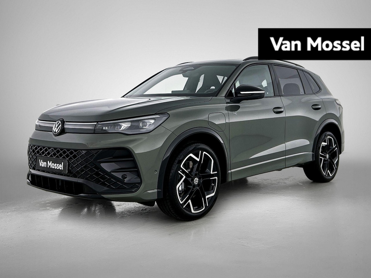 Volkswagen Tiguan - 1.5 eHybrid R-Line Edition | 204PK | Automaat | Trekhaak | Panoramaschuif-kanteldak | Blac - AutoWereld.nl