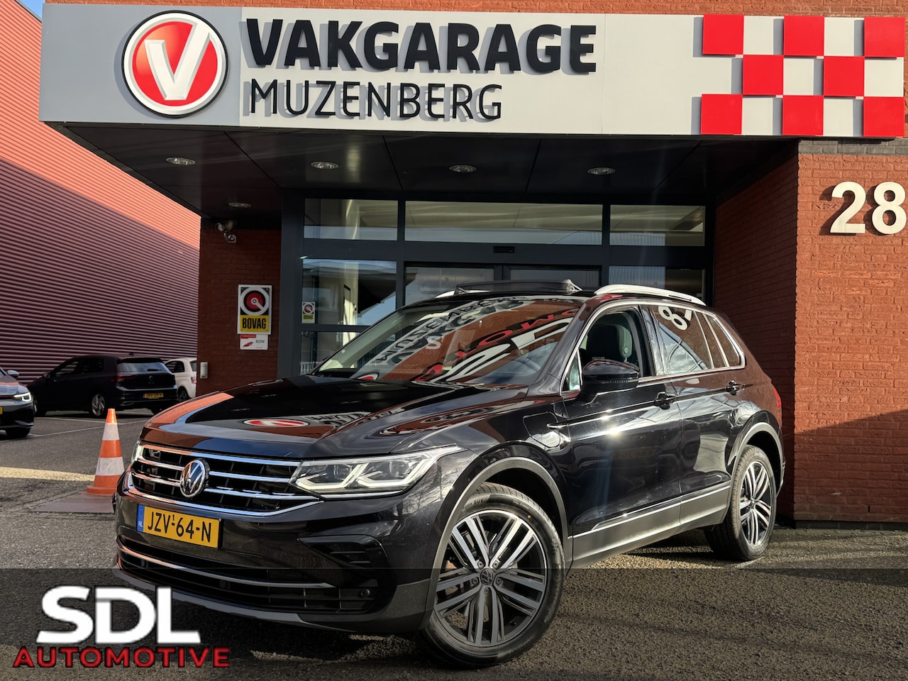 Volkswagen Tiguan - 1.4 TSI eHybrid Business+ // PANO SCHUIF-DAK // IQ-Light // ADAPTIVE CRUISE // AFN. TREKHA - AutoWereld.nl